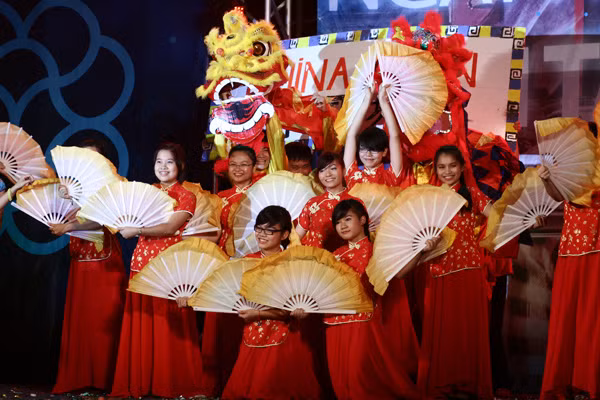 Các cô gái đến từ khối Trung với màn múa quạt