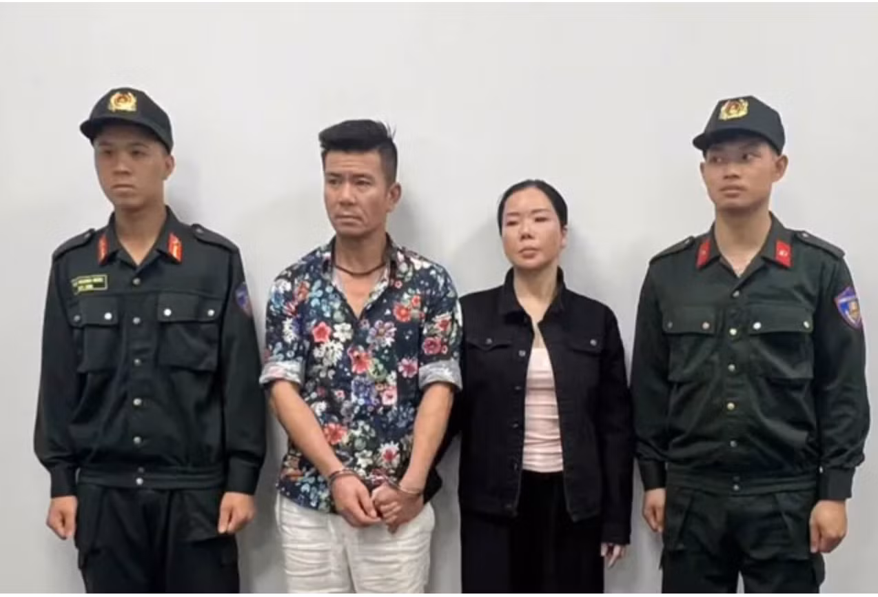 Vợ chồng Mai Anh tại cơ quan Công an.