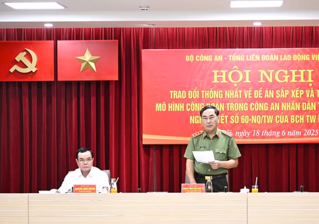 Thứ trưởng Trần Quốc Tỏ phát biểu tại Hội nghị.