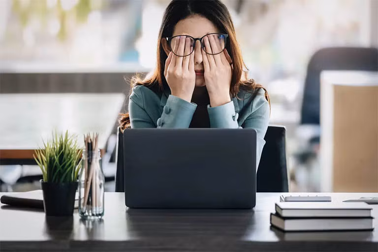Triệu chứng điển hình của chảy máu dưới nhện do vỡ phình mạch não được mô tả là “cơn đau đầu tồi tệ nhất trong cuộc đời”. Cơn đau khởi phát đột ngột, dữ dội và nhanh chóng đạt đến mức tối đa (thường gọi là đau đầu sét đánh). Ảnh minh họa: Internet