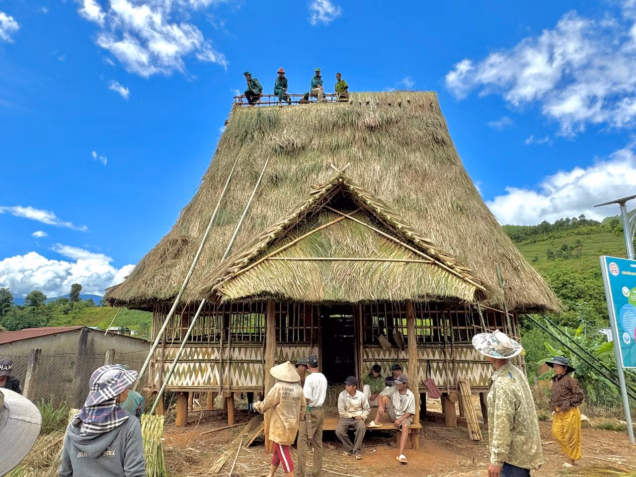 Người dân tại thôn Lê Văng cùng nhau sửa sang lại mái nhà rông.