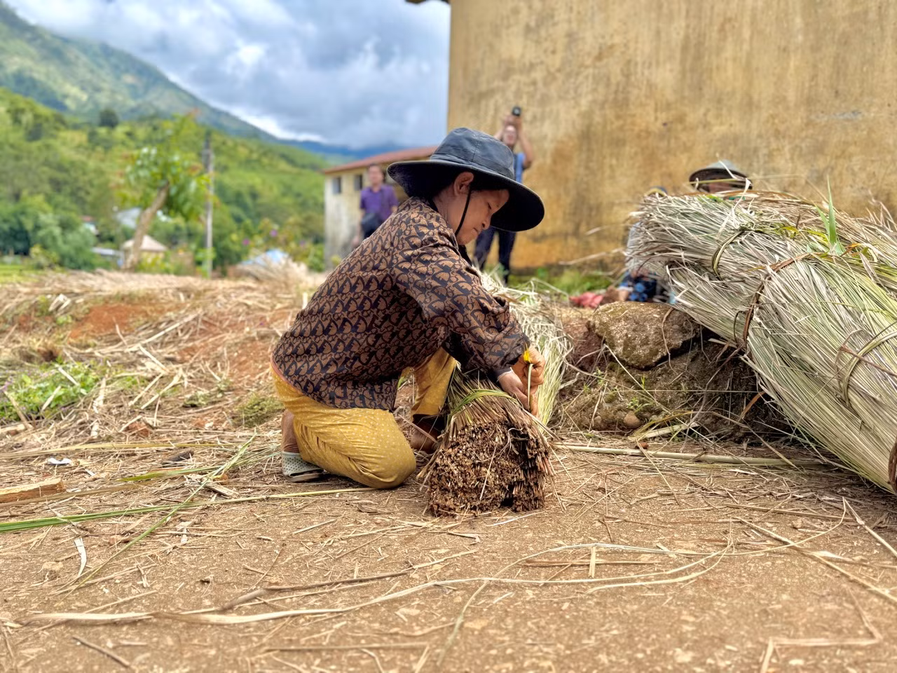 Mỗi người một việc, ai cũng muốn hoàn thành xong phần mái để đón lễ mừng lúa mới.