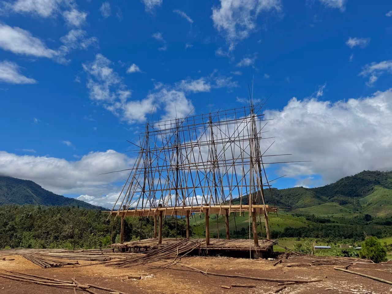 Dự kiến nhà rông được hoàn thành trong khoảng 2 tuần.
