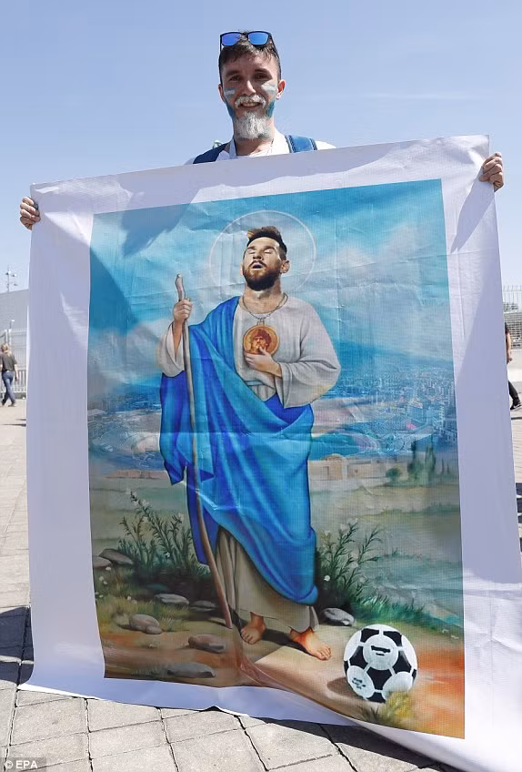 Argentina xuất quân: Messi phải nhìn Ronaldo mà học tập! ảnh 2