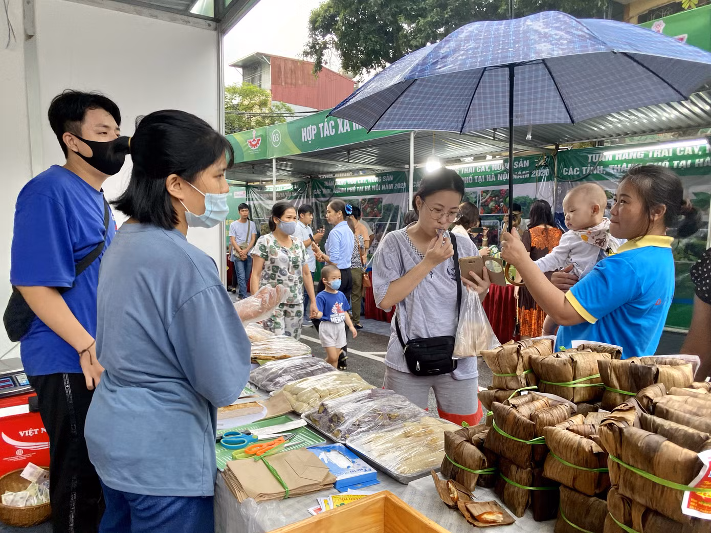 Cuối tuần, người dân Hà Nội ‘đội mưa’ đi mua đặc sản ảnh 1