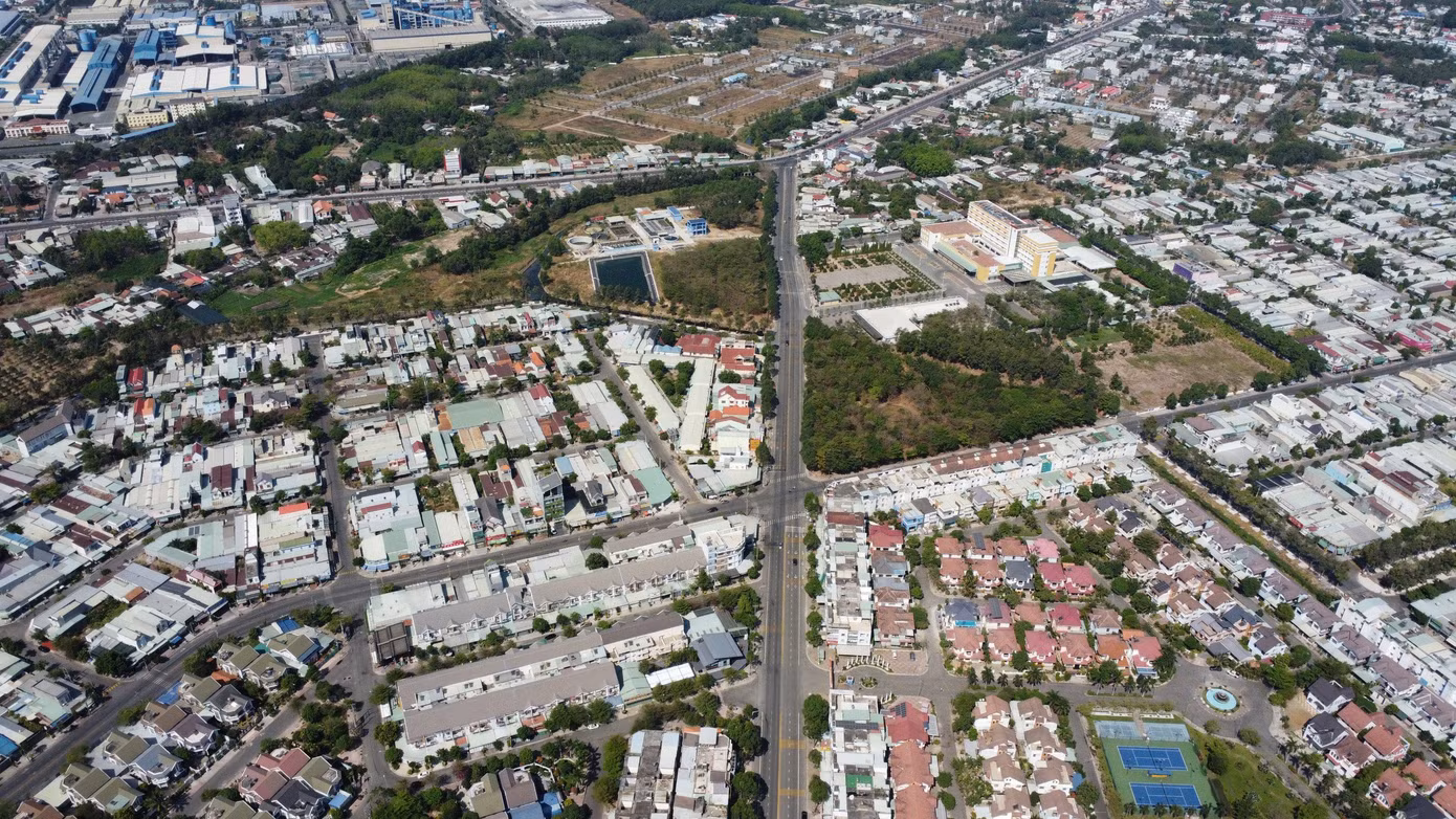 Theo quy hoạch, đô thị Bến Cát được phát triển theo mô hình đô thị công nghiệp kết hợp với dịch vụ và đầu mối giao thông. Định hướng đến năm 2040, đô thị Bến Cát phát triển mô hình theo dạng tuyến gồm 2 hướng chính: Phát triển hành lang thương mại - dịch vụ dọc Quốc lộ 13 theo hướng Bắc - Nam và phát triển các khu đô thị - thương mại dịch vụ dọc theo đường Vành đai 4 TPHCM là tuyến vận tải theo hướng Đông - Tây.