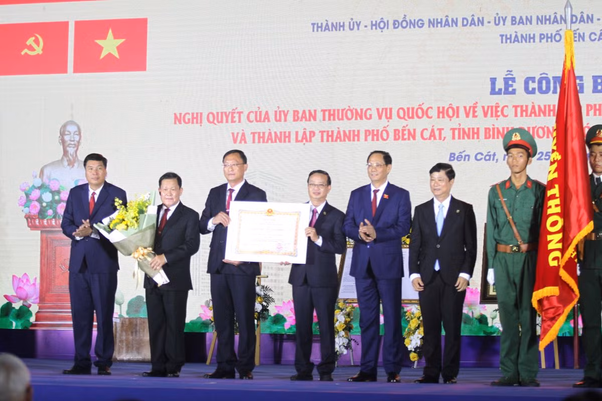 Phó chủ tịch Quốc hội Trần Quang Phương và Chủ tịch UBND tỉnh Bình Dương Võ Văn Minh trao Huân chương Lao động hạng Nhất cho thành phố Bến Cát