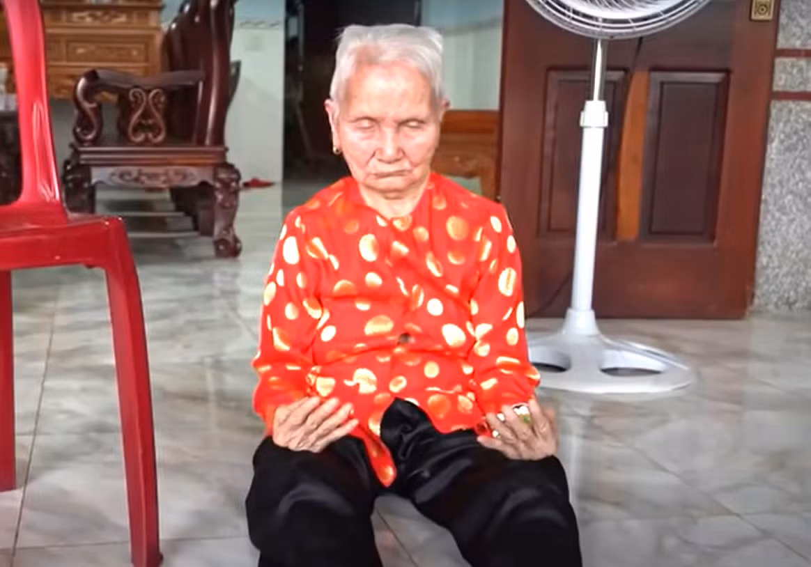 Cụ ngồi thiền sau khi tập thể dục nhiều động tác