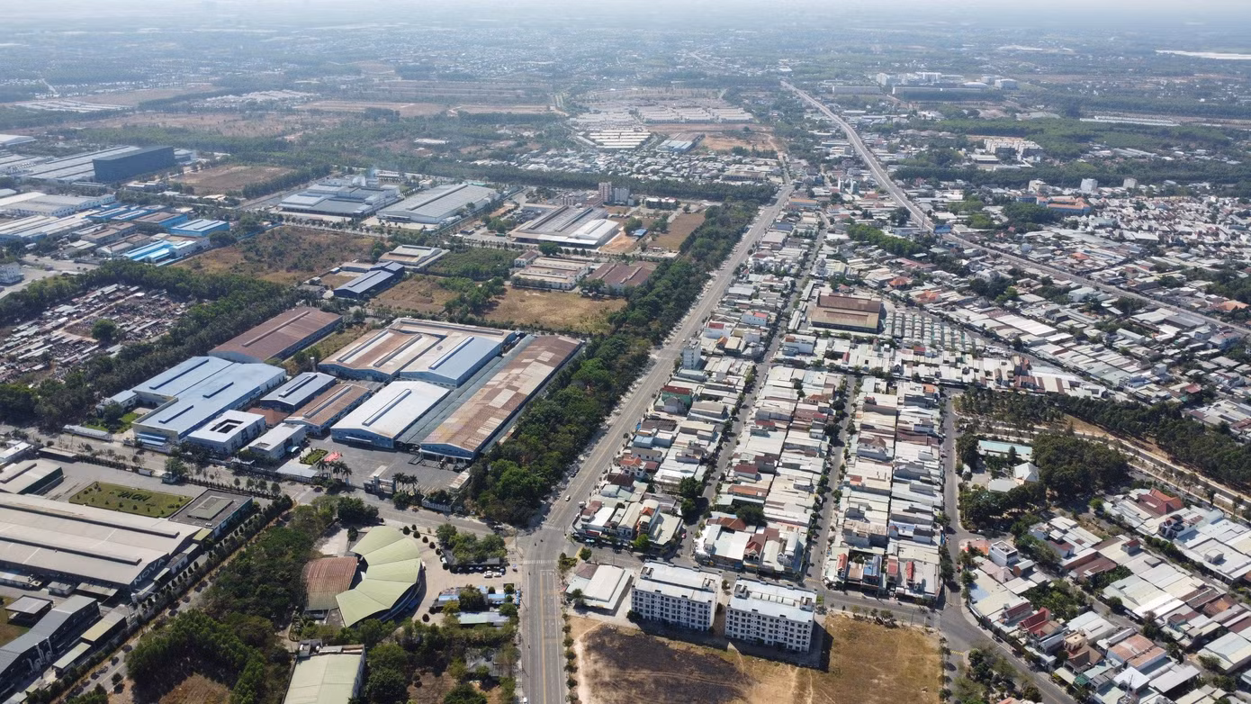 Bến Cát có đến 8 khu công nghiệp, 1 cụm công nghiệp tập trung quy mô lớn, thu hút hàng ngàn doanh nghiệp về xây dựng nhà máy sản xuất, đầu tư kinh doanh, tạo ra việc làm cho hàng trăm nghìn lao động.