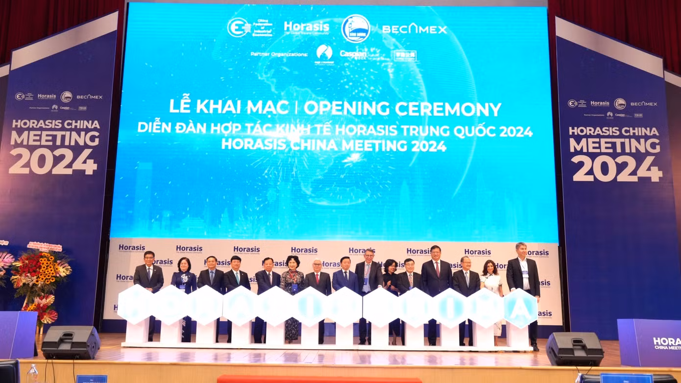Các đại biểu thực hiện nghi thức khai mạc Diễn đàn Horasis Trung Quốc năm 2024 tại Bình Dương.