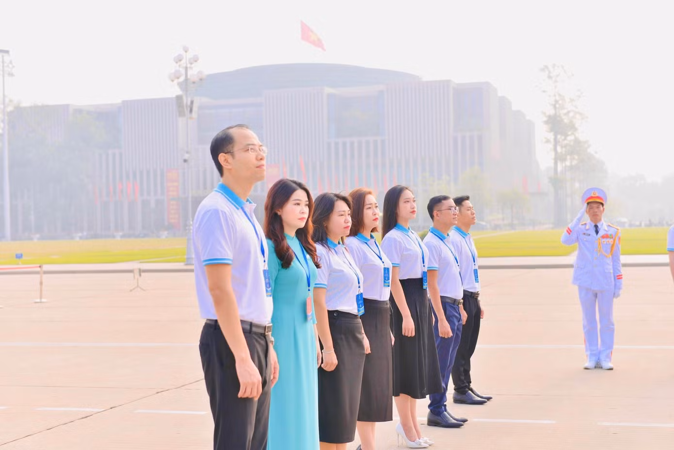 Các đại biểu dự lễ báo công, vào Lăng viếng Chủ tịch Hồ Chí Minh.