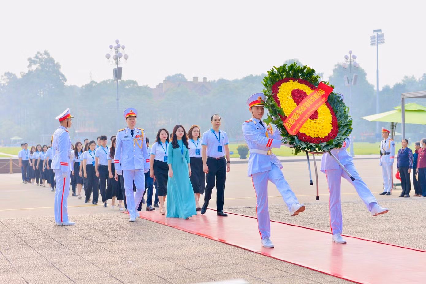Các đại biểu vào Lăng viếng Chủ tịch Hồ Chí Minh.