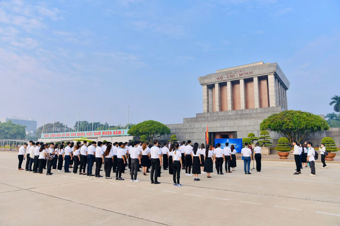 Các đại biểu làm lễ báo công, vào Lăng viếng Bác.