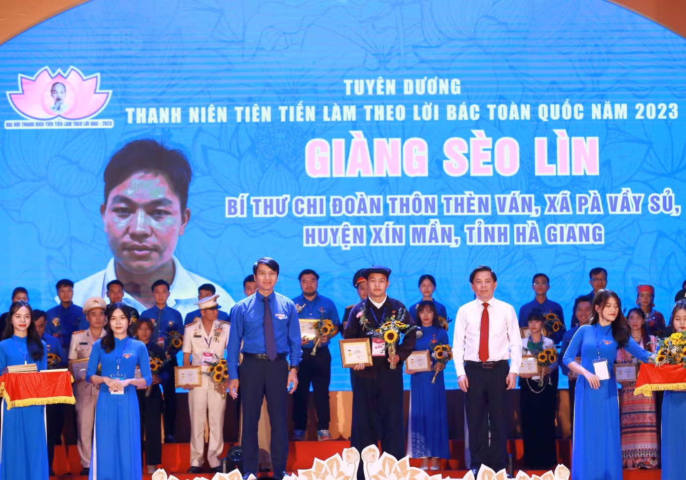Anh Giàng Sèo Lìn nhận khen thưởng thanh niên tiên tiến làm theo lời Bác toàn quốc lần thứ VII, năm 2023. Ảnh: Bảo Anh