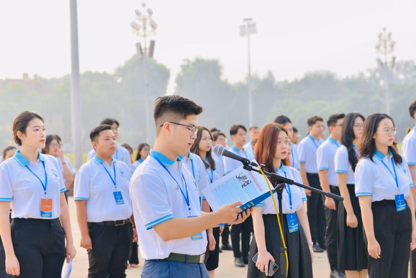 Đại biểu Ngô Lê Xuân Đức - Chủ tịch Hội Sinh viên trường ĐH Công nghiệp Hà Nội báo công với Bác