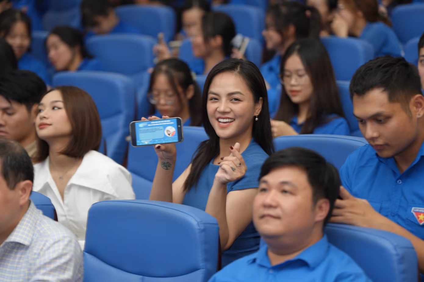 Diễn viên Thu Quỳnh gửi thông điệp, cam kết ứng xử văn minh trên mạng xã hội thông qua ứng dụng công nghệ Chatbot AI