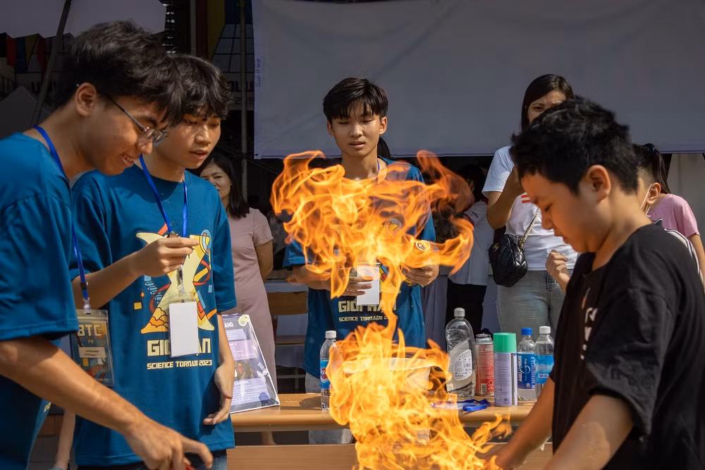 Nhiều thí nghiệm đặc sắc hấp dẫn học sinh và người tham quan trải nghiệm