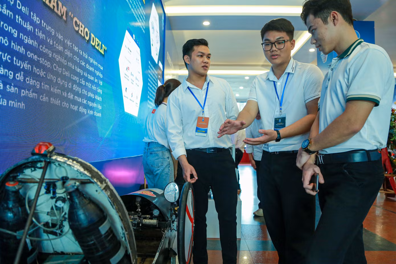 Bạn trẻ trải nghiệm các mô hình, dự án, ý tưởng sáng tạo của Sinh viên Thủ đô.