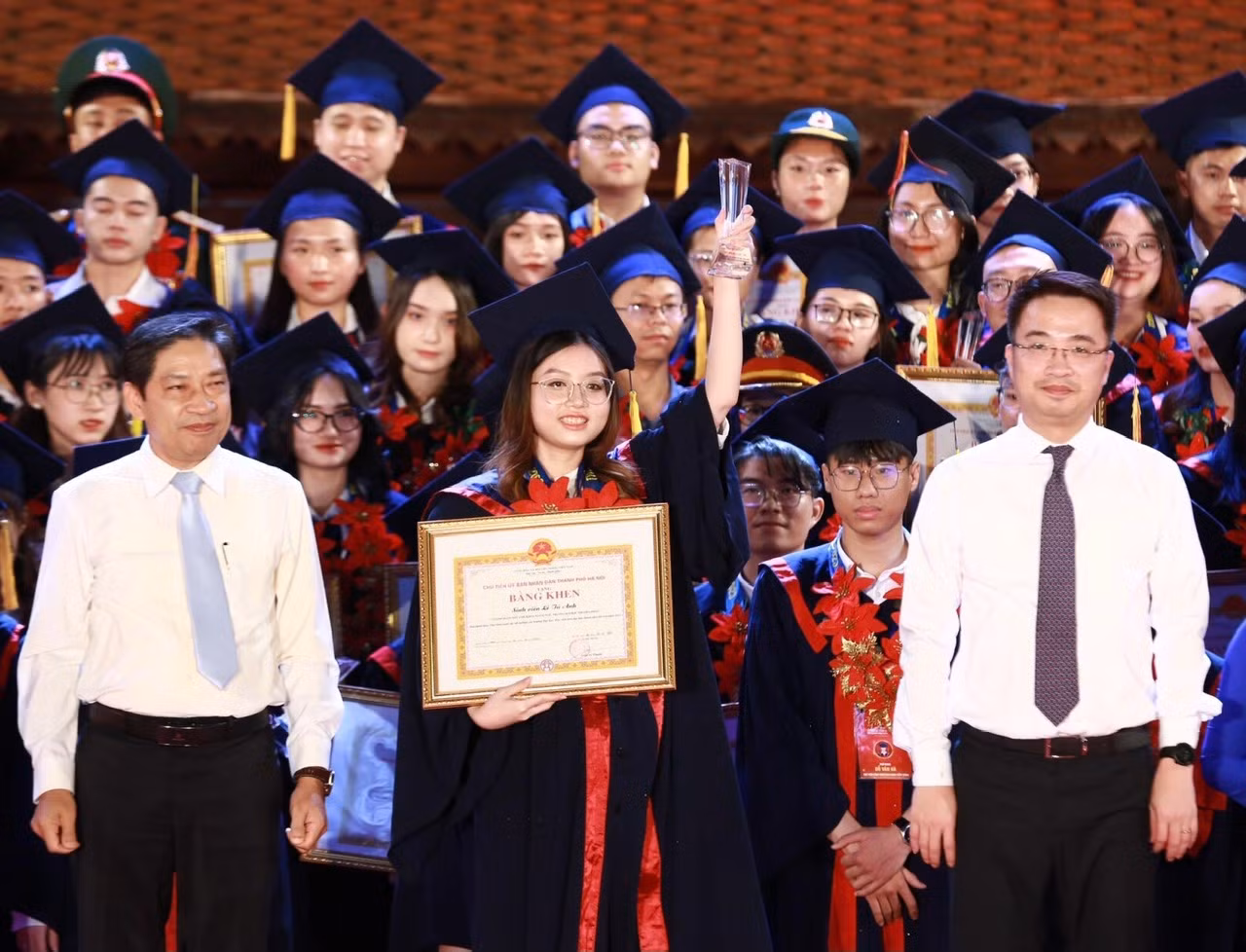 Bí thư T.Ư Đoàn Nguyễn Tường Lâm (bên phải) và Thiếu tướng Vũ Ngọc Thiềm - Trưởng Ban Cơ yếu Chính phủ trao khen thưởng thủ khoa xuất sắc. Ảnh: Bảo Anh