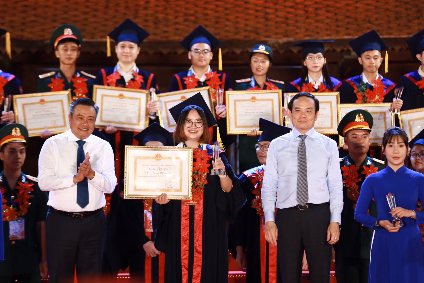 Phó Thủ tướng Trần Lưu Quang (bên phải) và Chủ tịch UBND TP Hà Nội Trần Sỹ Thanh (bên trái) trao khen thưởng thủ khoa xuất sắc. Ảnh: Bảo Anh