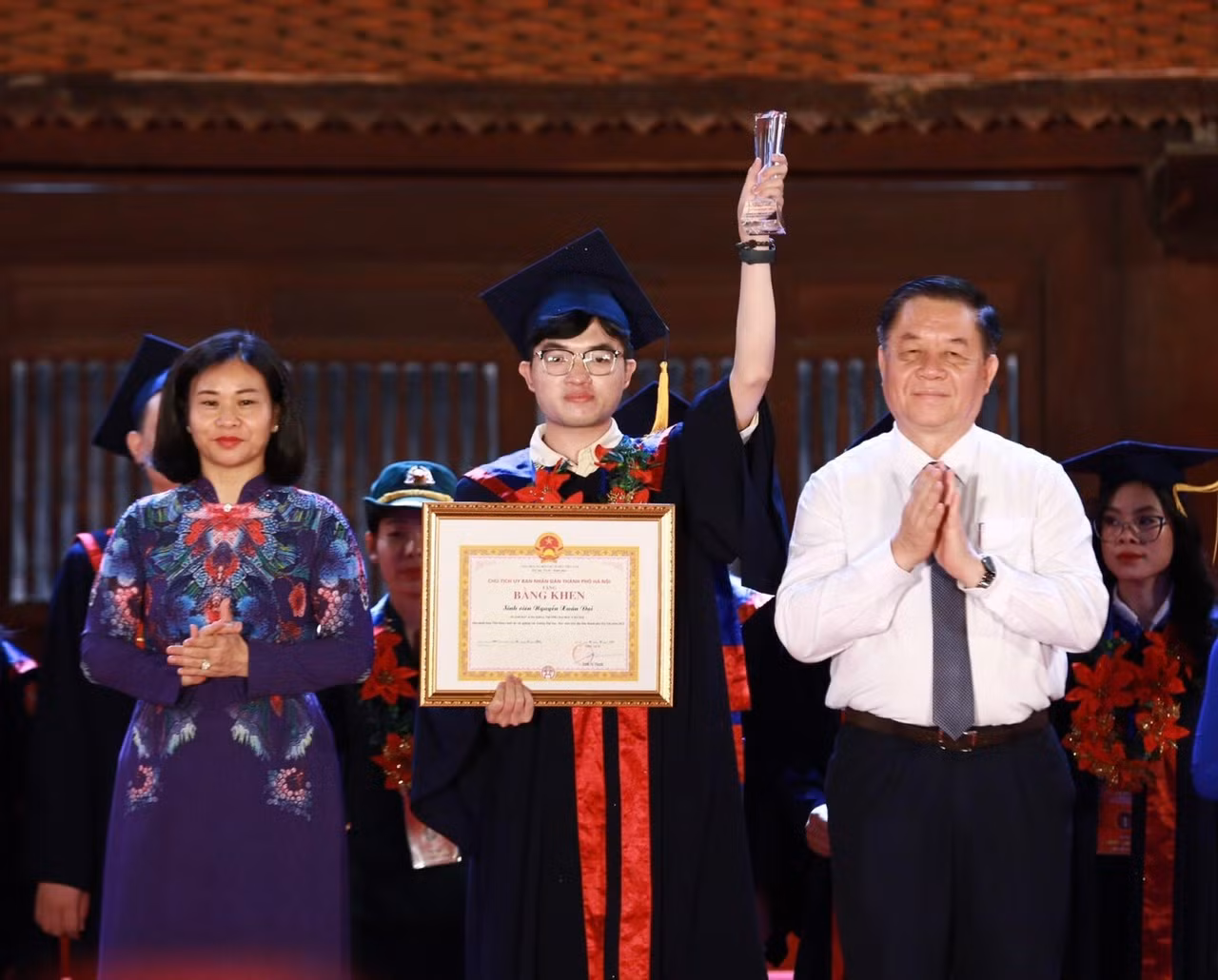 Bí thư T.Ư Đảng, Trưởng ban Tuyên giáo T.Ư Nguyễn Trọng Nghĩa và Phó Bí thư thường trực Thành uỷ Hà Nội Nguyễn Thị Tuyến trao khen thưởng thủ khoa xuất sắc. Ảnh: Bảo Anh