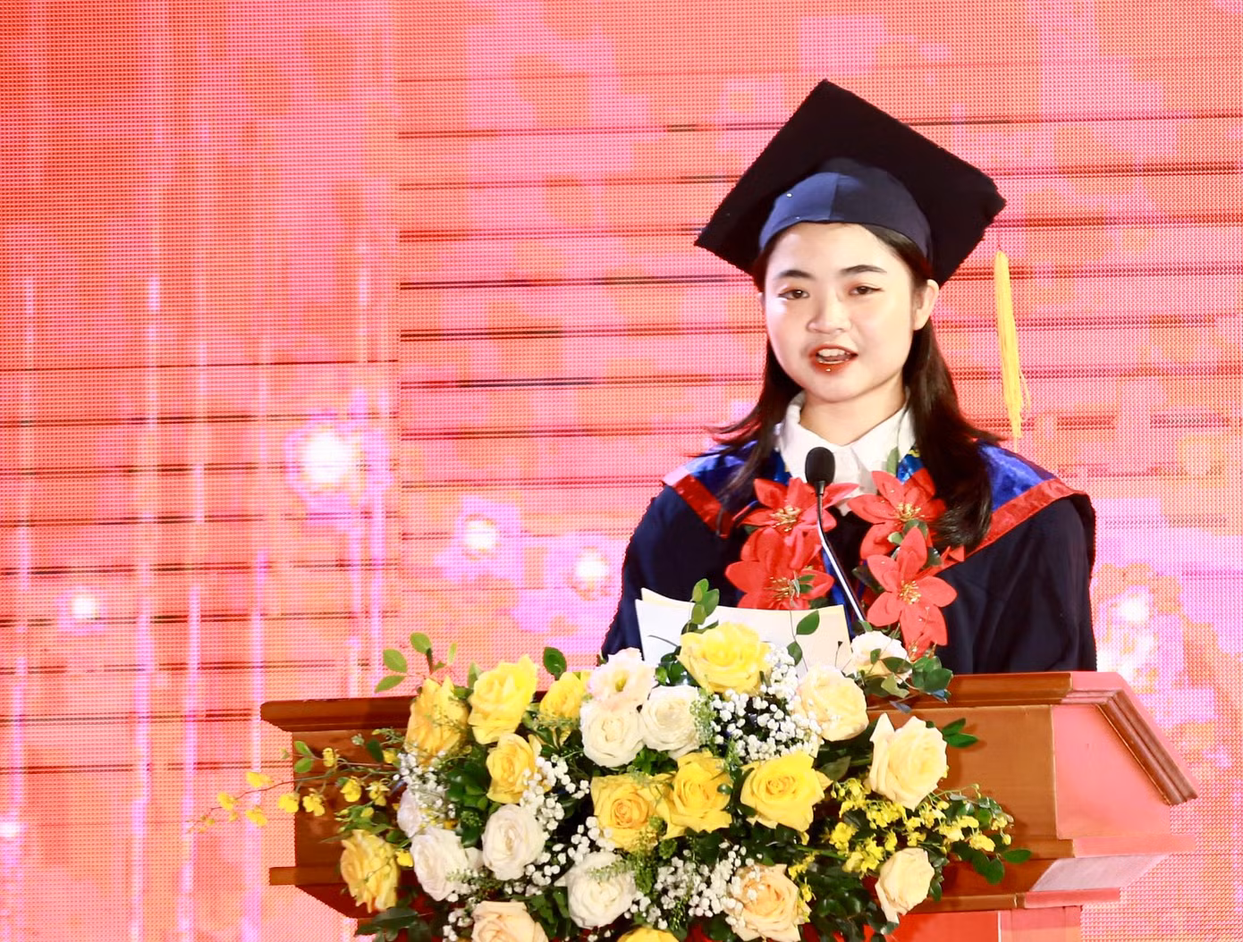 Bạn Trần Thị Thu Hiền - thủ khoa xuất sắc tốt nghiệp trường Đại học Ngoại thương phát biểu tại lễ tuyên dương.