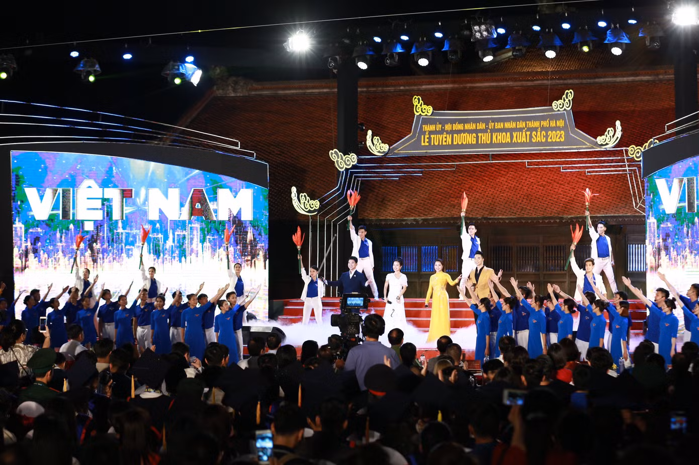 Lễ tuyên dương thủ khoa xuất sắc tốt nghiệp các trường đại học, học viện trên địa bàn Thủ đô Hà Nội năm 2023. Ảnh: Bảo Anh