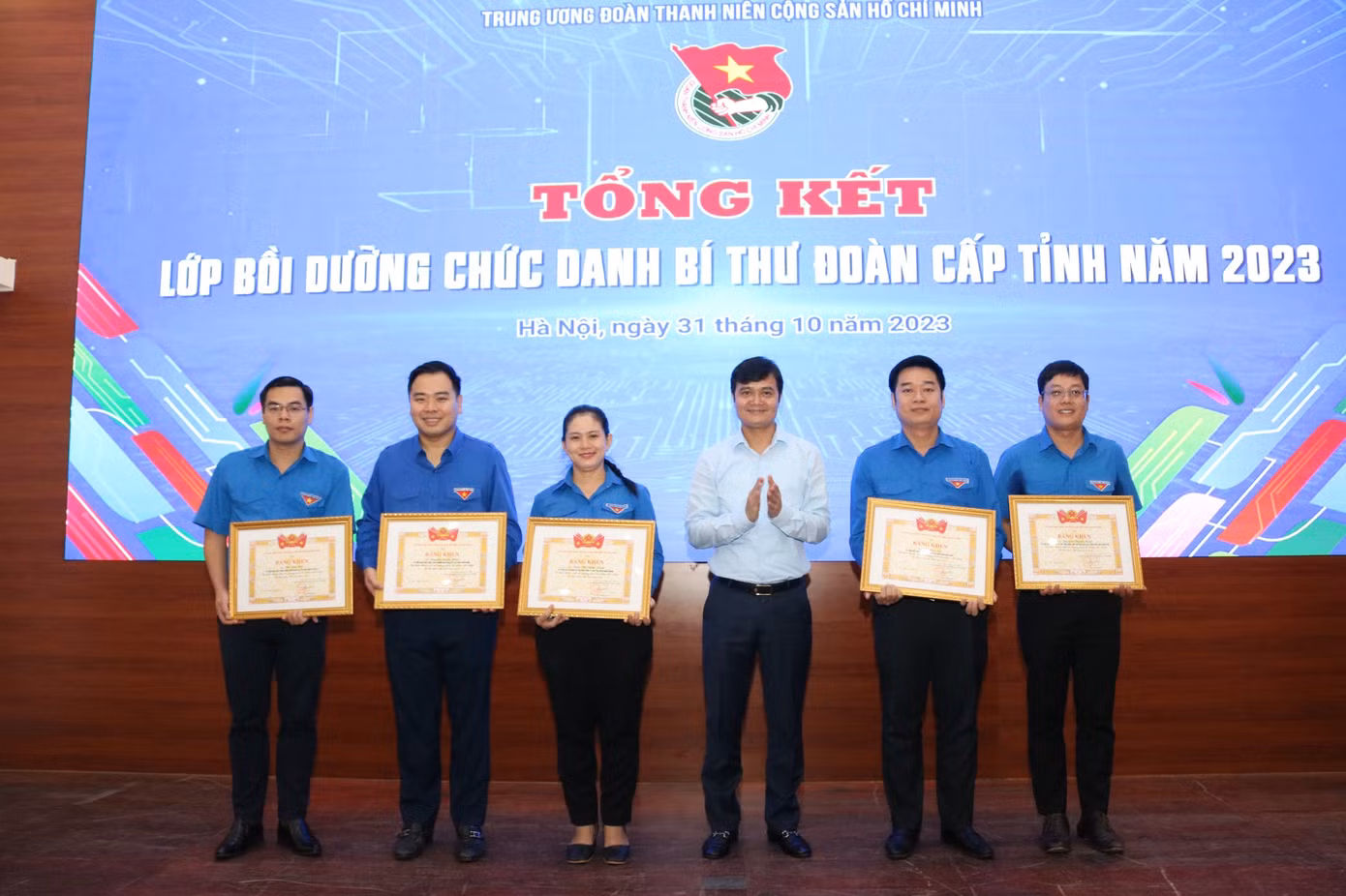 Anh Bùi Quang Huy - Ủy viên dự khuyết T.Ư Đảng , Bí thư thứ nhất T.Ư Đoàn trao khen thưởng cho 5 học viên xuất sắc nhất lớp bồi dưỡng. Ảnh: Bảo Anh