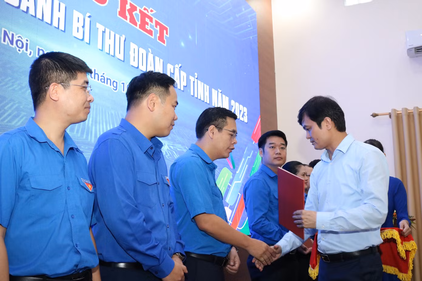 Anh Bùi Quang Huy - Ủy viên dự khuyết T.Ư Đảng, Bí thư thứ nhất T.Ư Đoàn trao chứng nhận cho các học viên tham gia lớp bồi dưỡng. Ảnh: Bảo Anh