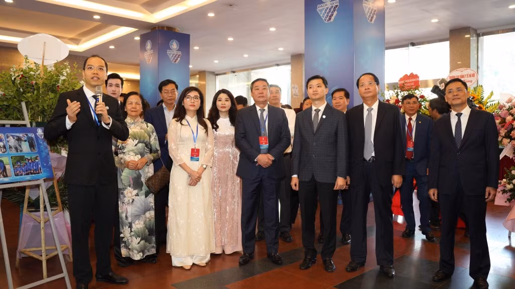 Các đại biểu nghe giới thiệu về không gian triển lãm Sắc màu sinh viên Thủ đô.