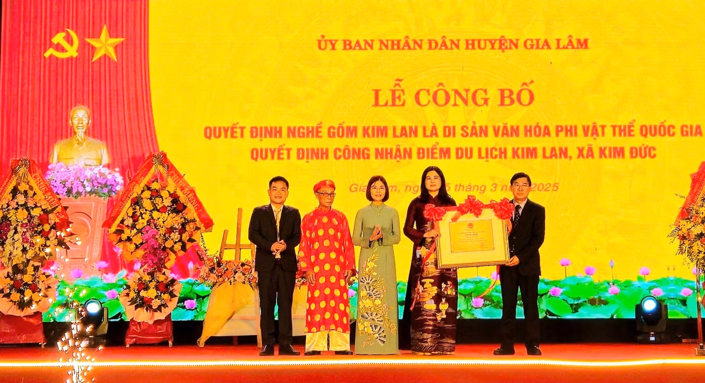 Chủ tịch UBND huyện Gia Lâm Đặng Thị Huyền trao chứng nhận Di sản văn hóa phi vật thể Quốc gia nghề gốm Kim Lan cho lãnh đạo xã Kim Đức. Ảnh: Ánh Dương