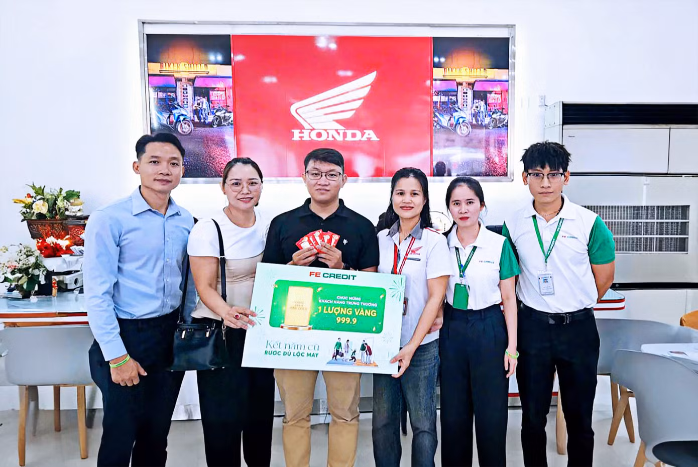 Đại diện FE CREDIT trao giải đặc biệt là một lượng vàng đến anh Công Đại. Ảnh: FE CREDIT.