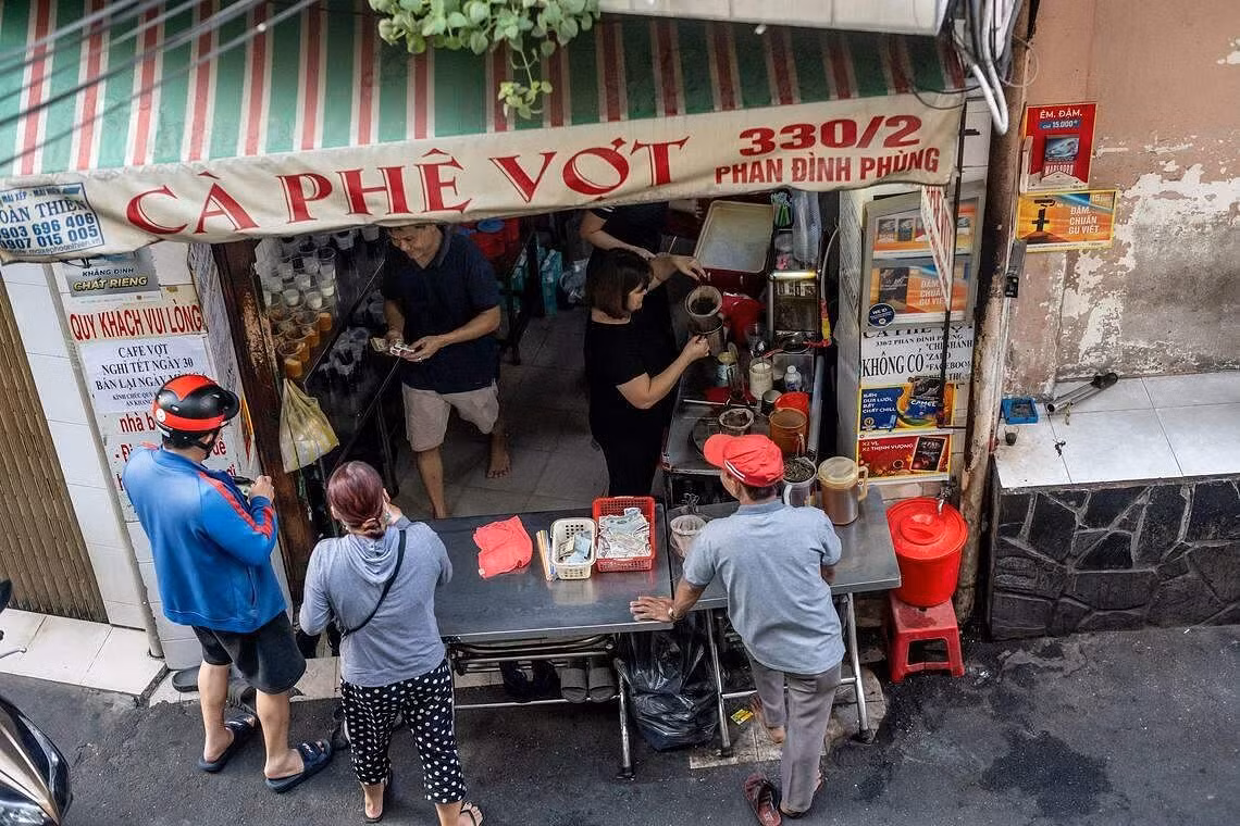 Một quán cà phê tồn tại hơn 70 năm gây chú ý du khách quốc tế. Ảnh: The New York Times.