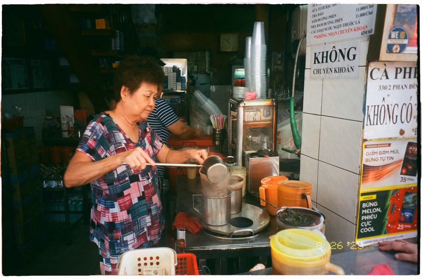 Cách pha chế cà phê của cửa hàng hết sức độc đáo. Ảnh: Trần An.