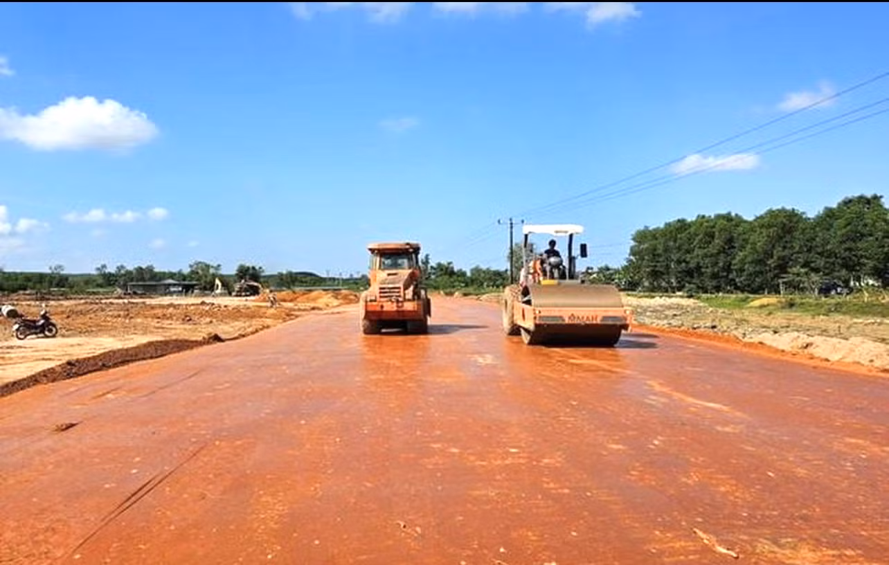 Thi công cao tốc Vạn Ninh-Cam lộ đoạn qua huyện Vĩnh Linh (Quảng Trị). Ảnh: HD