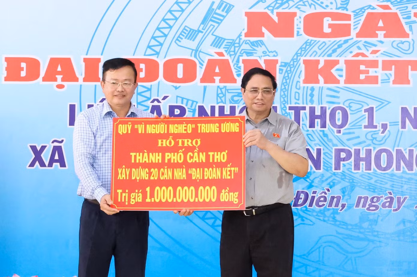 Thủ tướng trao 1 tỷ đồng hỗ trợ từ Quỹ Vì người nghèo Trung ương cho TP Cần Thơ xây dựng 20 căn nhà Đại đoàn kết. Ảnh: VGP