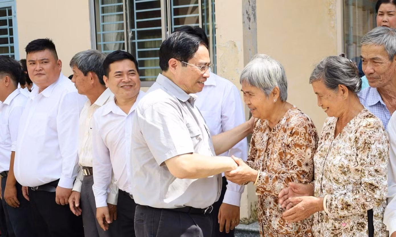 Thủ tướng thăm hỏi bà con tại ngày hội.