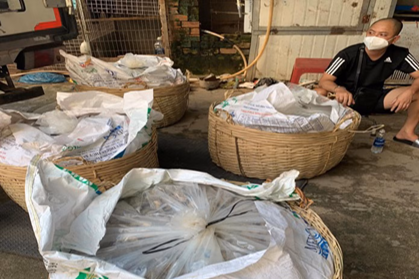 Các đối tượng ngụy trang ma túy trong các giỏ đựng mắm cá.