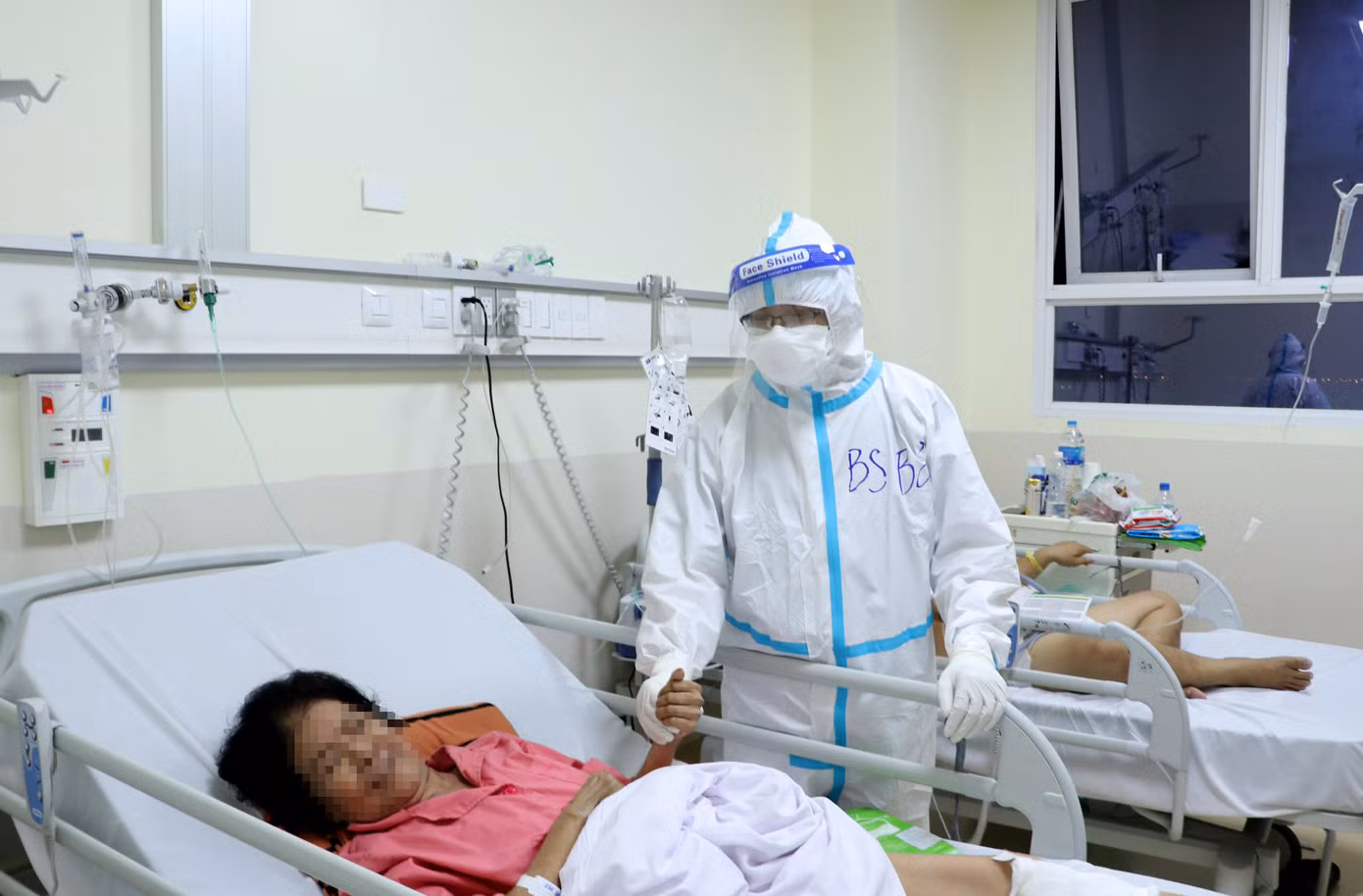 Nữ bệnh nhân vui mừng vì được cứu kịp thời.