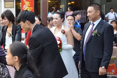 Chú rể hoàn tục cùng cô dâu trong lễ cưới tại Côn Minh. Ảnh: Xinhua