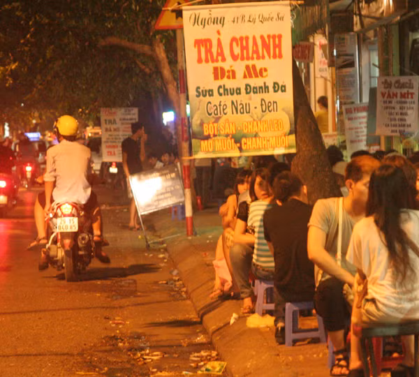 Dọc phố Lí Quốc Sư, các quán trà chanh mọc lên như nấm.