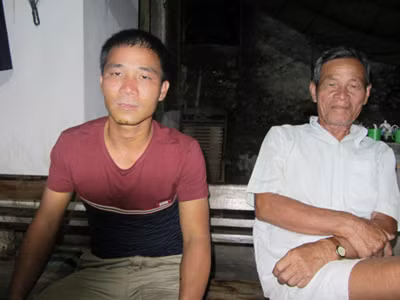 Thuyền viên Vũ Văn Biên (trái), người thoát chết thần kỳ. Thuyền viên Vũ Văn Biên (trái), người thoát chết thần kỳ