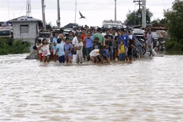 Nước lũ dâng cao ở Apalit Pampanga, phía bắc thủ đô Manila. Người dân phải di tản lên vùng đất cao tránh lũ