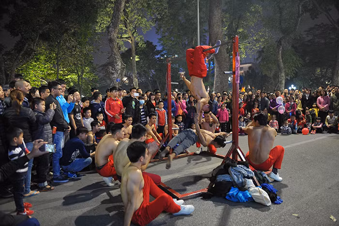 Người Hà Nội rộn ràng xuống phố đón năm mới ảnh 5