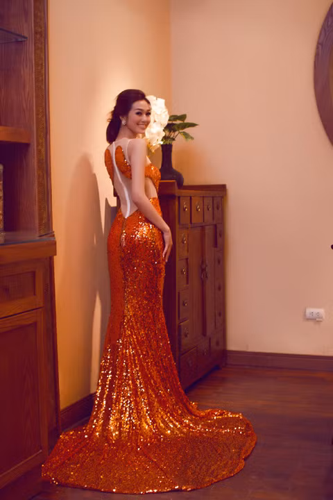 Người đẹp cực kỳ cuốn hút ở góc chụp từ đằng sau với tà váy dài
