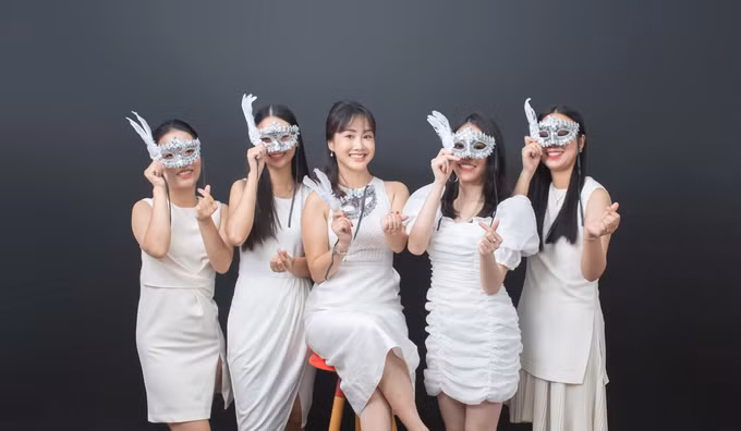 Chị Nguyệt Ánh cùng các bà mối trong công ty của mình. (Ảnh: Rudicaf).