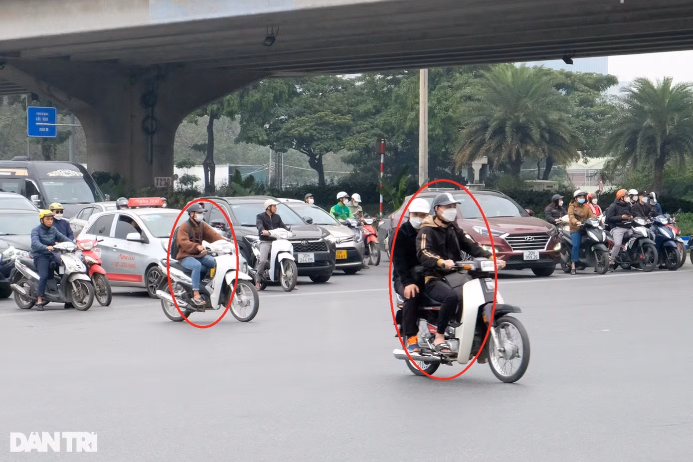 Đơn cử, vào sáng 21/2, tại nút giao Phạm Hùng - Trần Duy Hưng, lực lượng CSGT số 6 phải "căng mình" phân luồng, hướng dẫn các phương tiện di chuyển để tránh ùn tắc. Vào giờ cao điểm buổi sáng và chiều, nơi đây trở thành "điểm nóng" về giao thông.