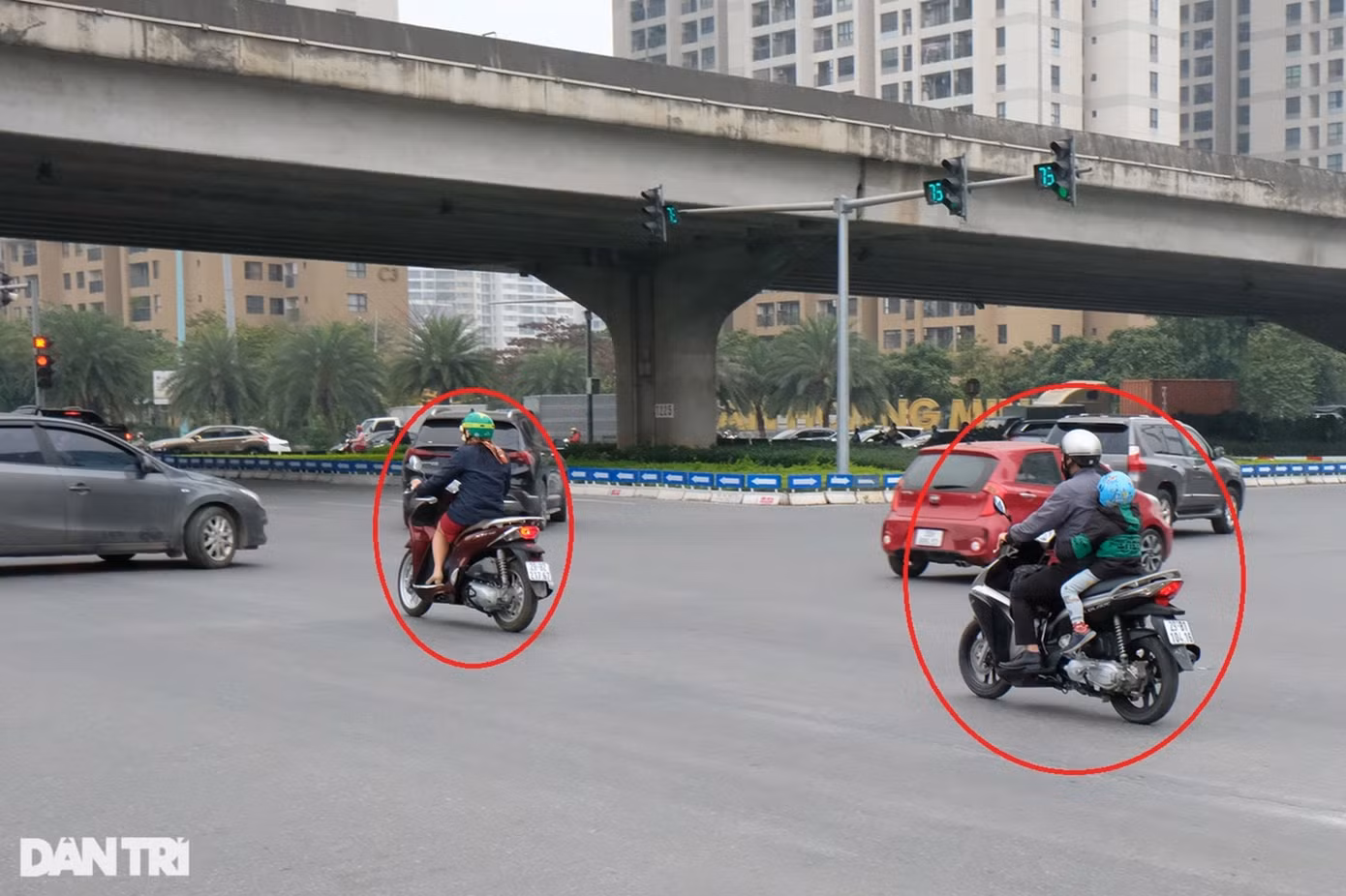 Theo ghi nhận, mặc dù có lực lượng CSGT làm việc, song tại nút giao này vẫn xuất hiện tình trạng nhiều người dân vượt đèn đỏ, bất chấp nguy hiểm. CSGT đã xử phạt một số trường hợp vi phạm về hành vi không chấp hành hiệu lệnh của đèn tín hiệu giao thông.