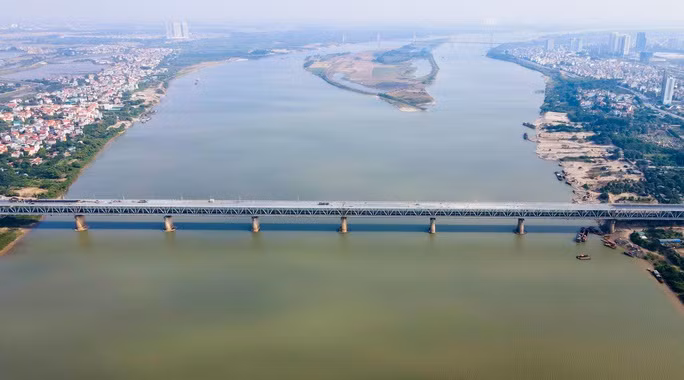 Cầu Thăng Long bắc qua sông Hồng, nối liền các tỉnh phía Bắc với thủ đô Hà Nội.
