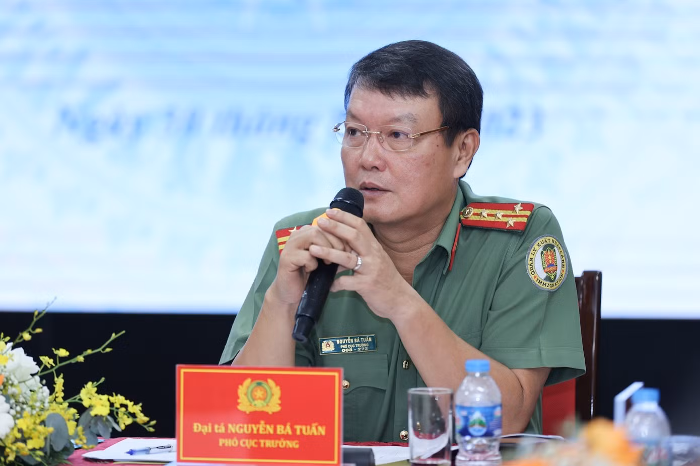 Đại tá Nguyễn Bá Tuấn giải đáp thắc mắc tại cuộc họp báo.